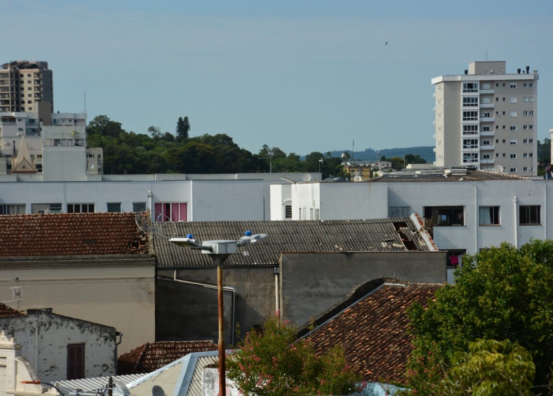 Destelhamento também atingiu prédio público e comerciais  Foto: Cris Vargas/Prefeitura de Taquara