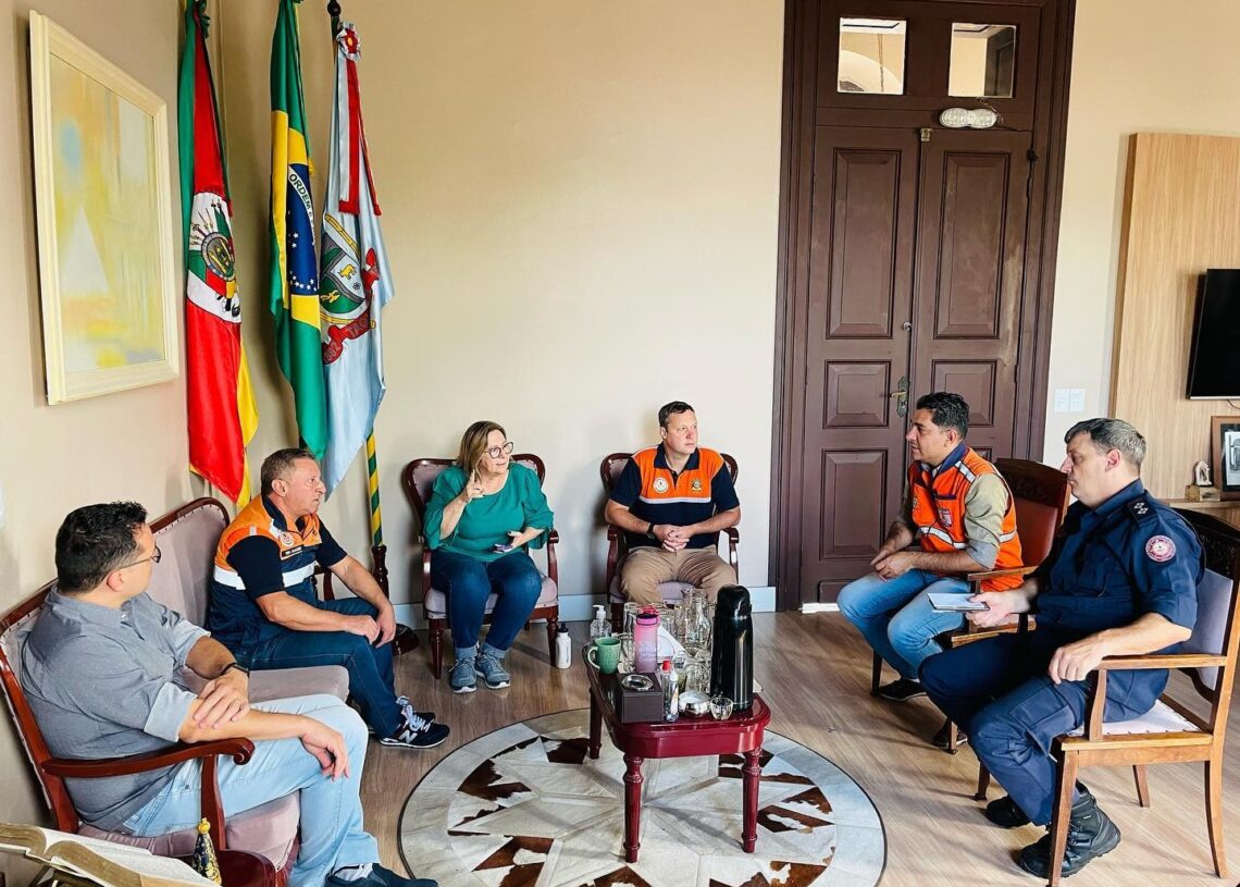 Prefeita esteve reunida com representantes da Defesa Civil estadual na manhã desta quinta   Foto: Cris Vargas/Prefeitura de Taquara