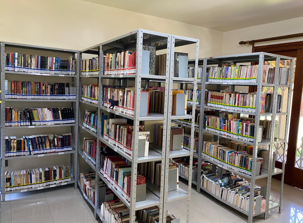 Livros dispostos nas prateleiras de um dos ambientes da biblioteca.
Foto: Igor dos Santos/Prefeitura de Taquara