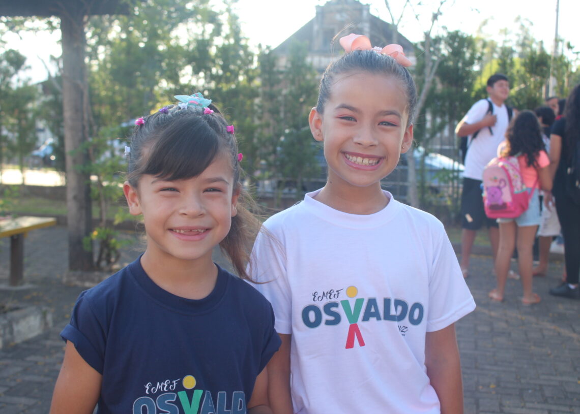 As irmãs Isabelly Eloy e Sophia Eloy, do  3º e 4º anos, ansiosas para o início das aulas Foto: Lilian Moraes