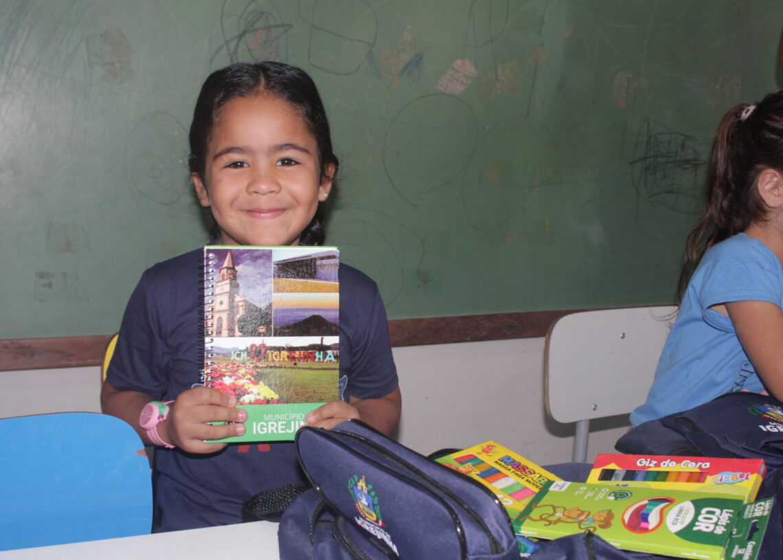 Aluna exibindo seu caderno ganhado do município Foto: Lilian Moraes