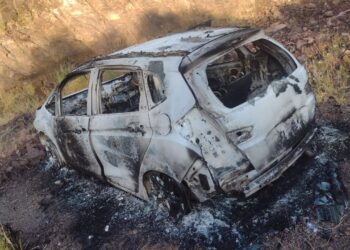 Carro foi incendiado com um corpo dentro (Foto: Brigada Militar)