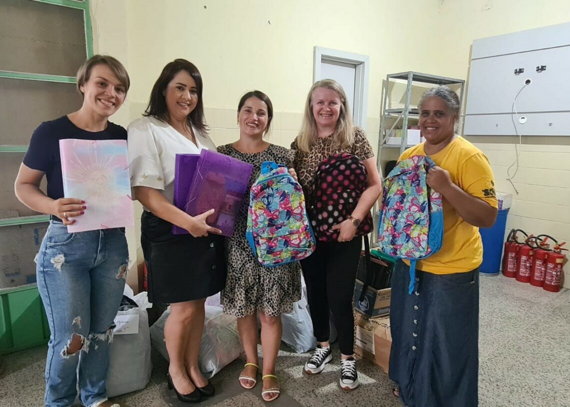 Kits de materiais escolares sendo entregues na EEEF Figueiras Foto: PMI/Divulgação
