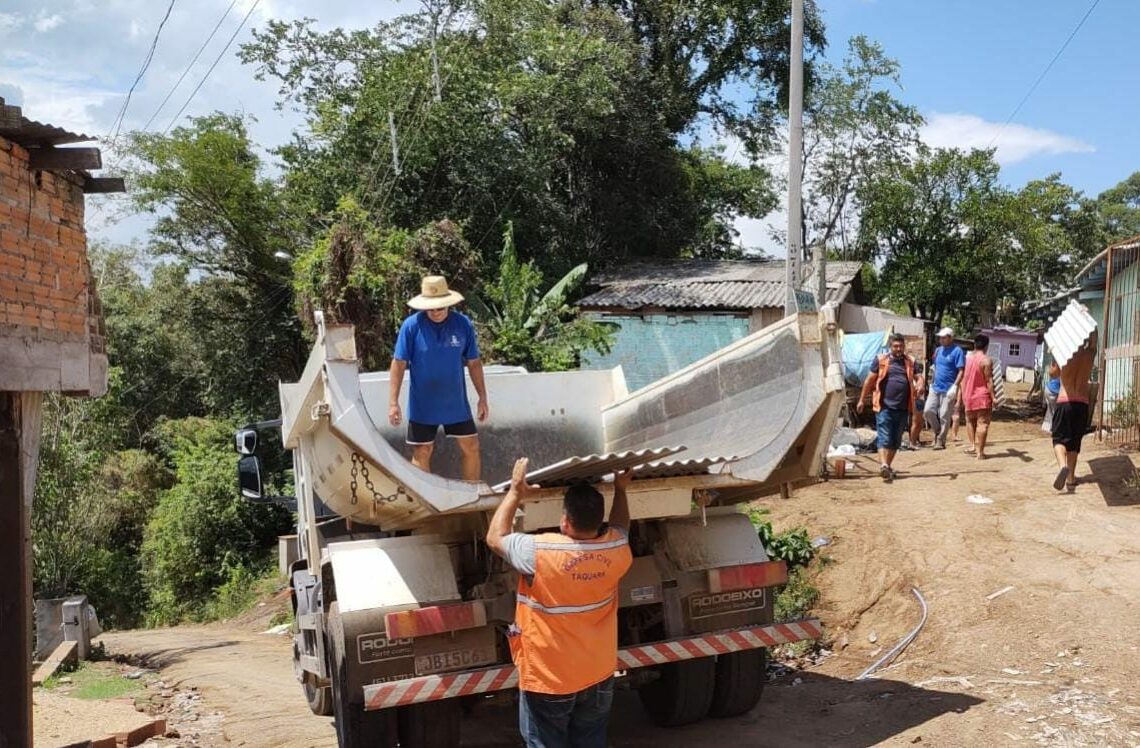 Entrega de telhas aos moradores que tiveram suas residências danificadas.
Foto: Divulgação/Prefeitura de Taquara