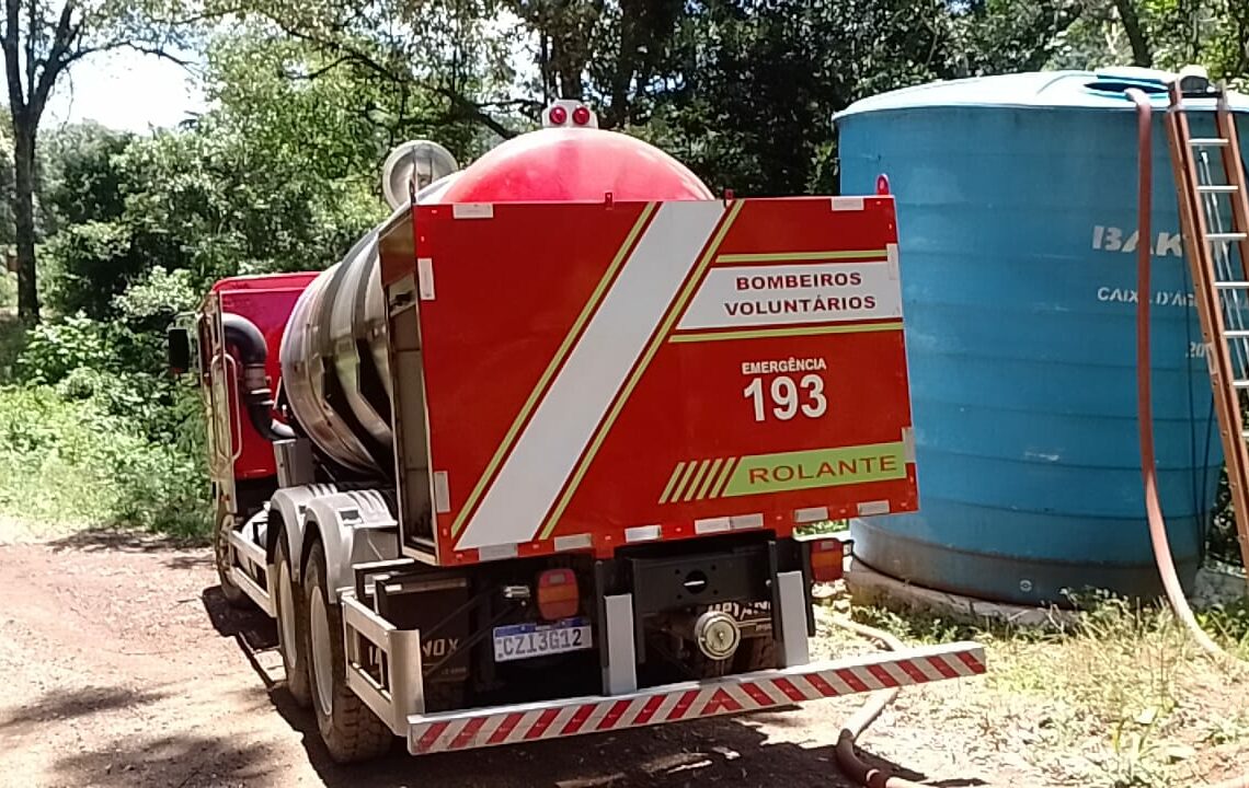 Caminhão pipa dos bombeiros leva água para os moradores
Foto: Divulgação