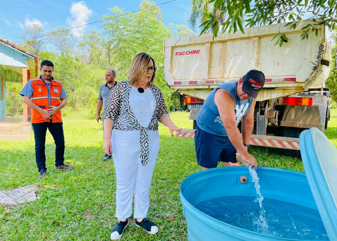 Prefeita Sirlei Silveira acompanhou a distribuição de água na semana passada

Foto: Cris Vargas/Prefeitura de Taquara