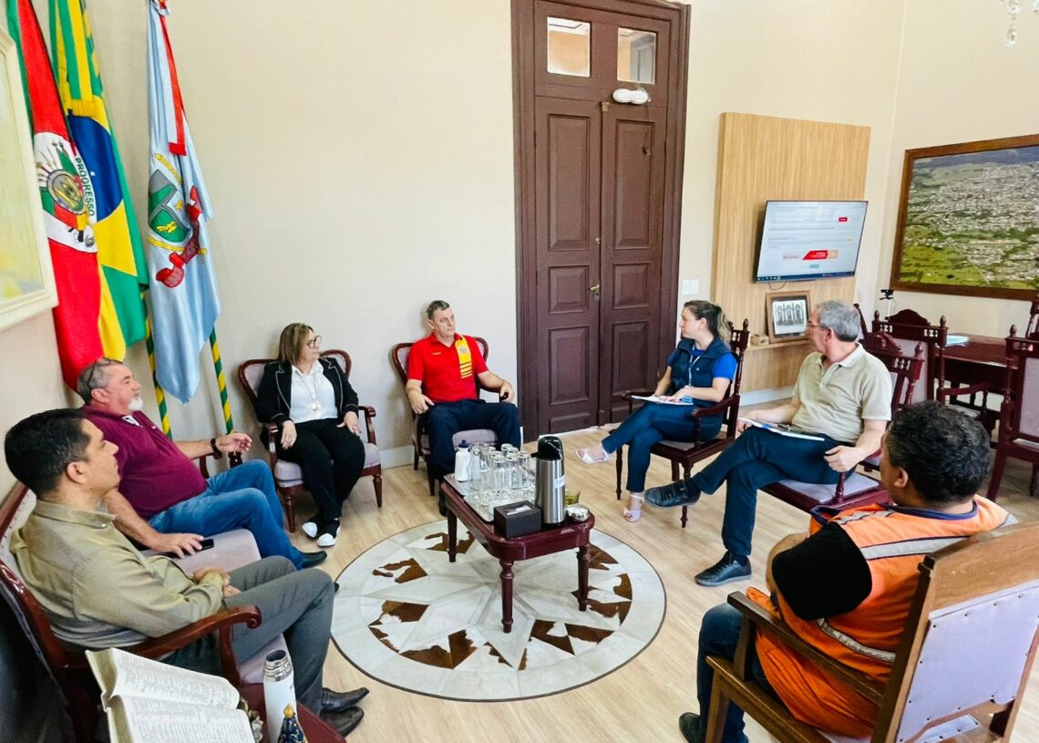 Reunião do comitê de crise no gabinete da prefeita.
Foto: Cris Vargas/Prefeitura de Taquara