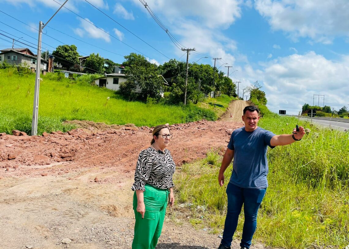 Prefeita Sirlei e secretário Bruno foram visitar local dos trabalhos nesta terça
Foto: Cris Vargas/Prefeitura de Taquara