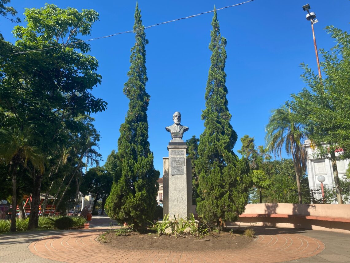 Praça Marechal Deodoro, em frente à prefeitura, conta com busto de Tristão Monteiro. Foto: Jauri Belmonte
