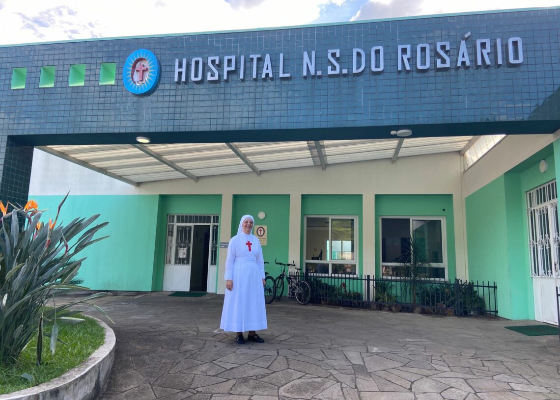 Irmã Edineide Siles é administradora do Hospital Nossa Senhora do Rosário e atua como enfermeira responsável da Instituição | Fotos: Júlia Regla