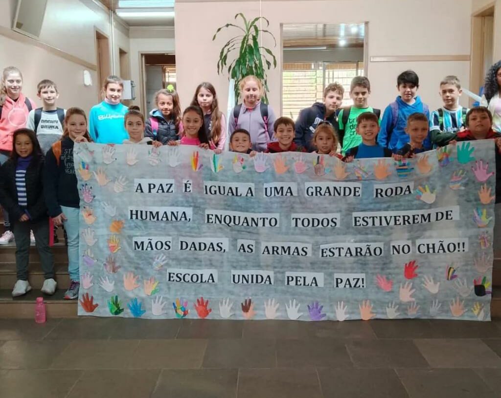 Na Escola Ulisses Guimarães, uma faixa gigante foi confeccionada Foto: Divulgação/SMECD
