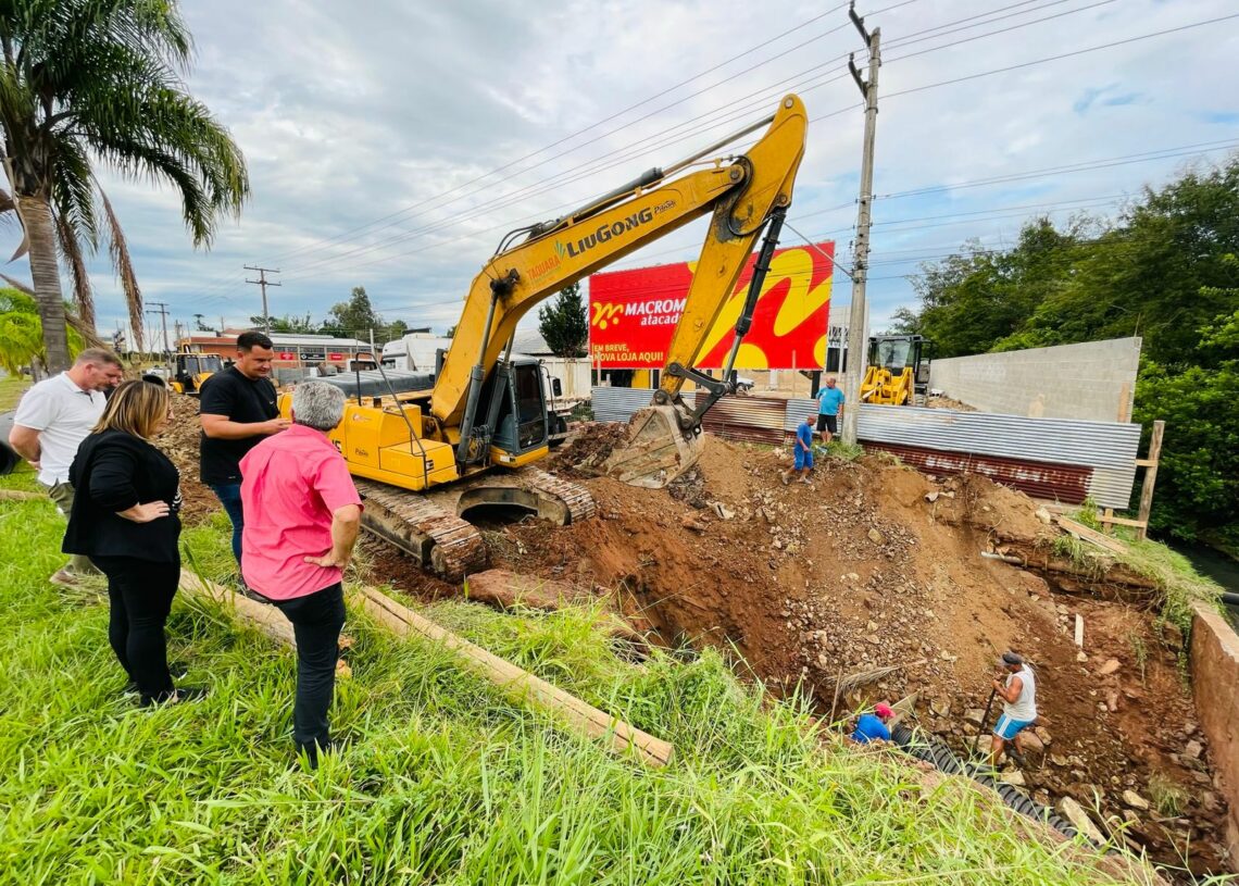 Prefeita Sirlei visitou local onde está sendo feita a canalização que ligará na via

Foto: Cris Vargas/Prefeitura de Taquara