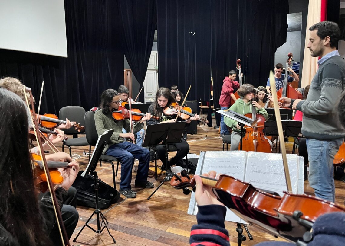 Alunos mais avançados compõem a orquestra e participam de ensaios duas vezes por semana. Fotos: Matheus de Oliveira
