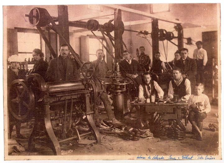 A primeira fábrica de calçados da cidade; foto datada de 1925| Foto: Gilberto Lopes