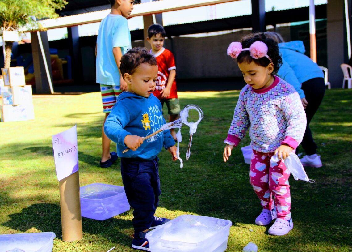 Bolhas de sabão fazem 
a alegria da criançada na Semana Municipal 
do Brincar.
Foto: Divulgação
