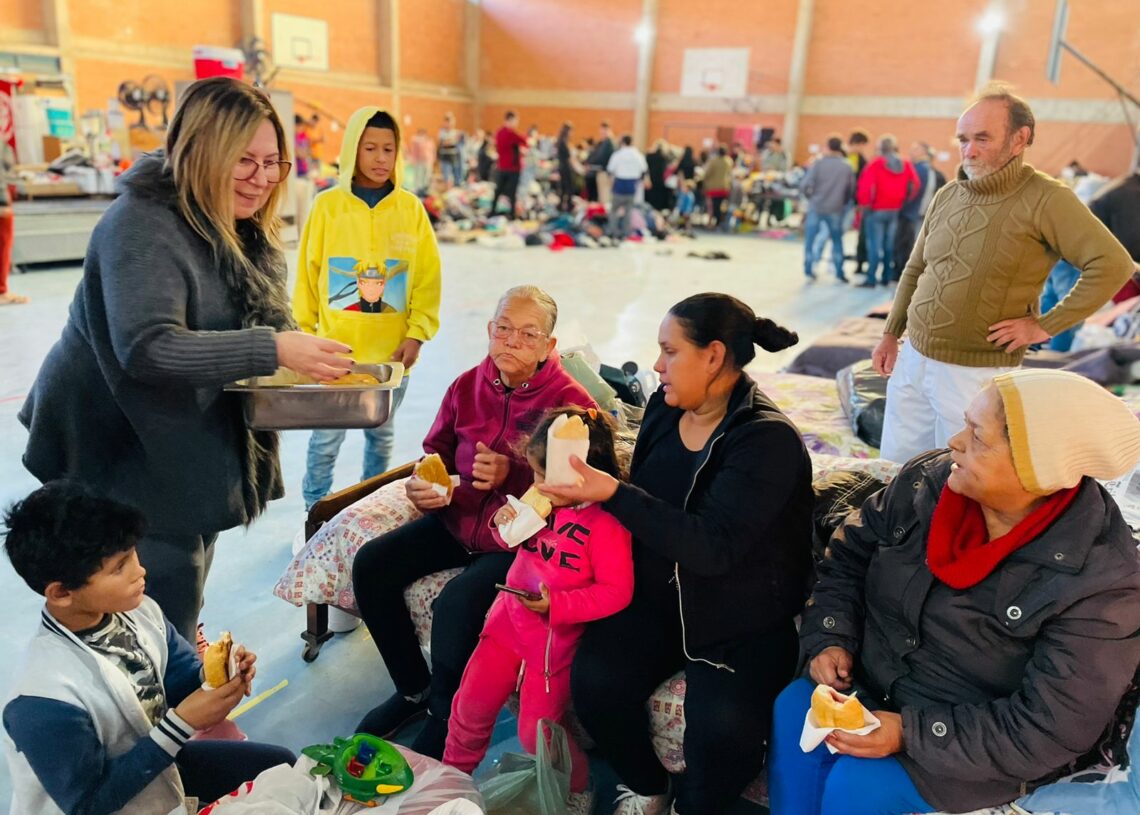 Moradores receberam alimentos e donativos de voluntários

Foto: Cris Vargas/Prefeitura de Taquara
