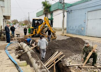 Secretaria de Obras e Serviços realiza a instalação de 150 canos novos Foto: Cris Vargas/Prefeitura de Taquara