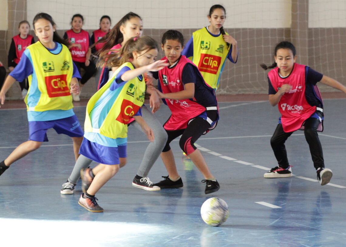 Meninas disputam partida durante abertura da Copa Repercussão na Escola, em Rolante. Foto: Lilian Moraes