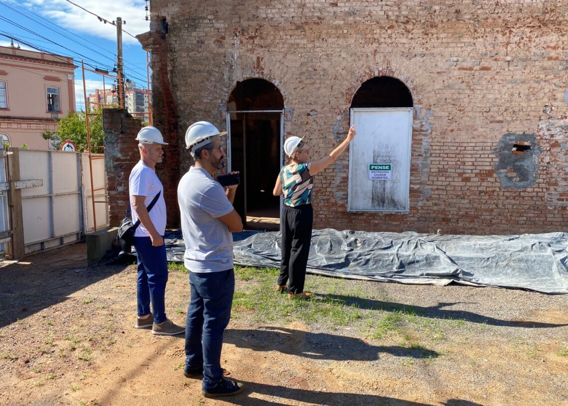 Visita guiada às obras na Casa Vidal em março deste ano Foto: Ruan Nascimento/Prefeitura de Taquara