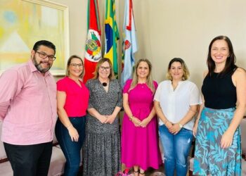 Servidores da Secretaria de Desenvolvimento Social em visita ao gabinete da prefeita Foto: Cris Vargas/Prefeitura de Taquara