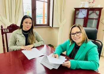Prefeita Sirlei e secretária Valentine durante a assinatura do contrato
Foto: Cris Vargas/Prefeitura de Taquara