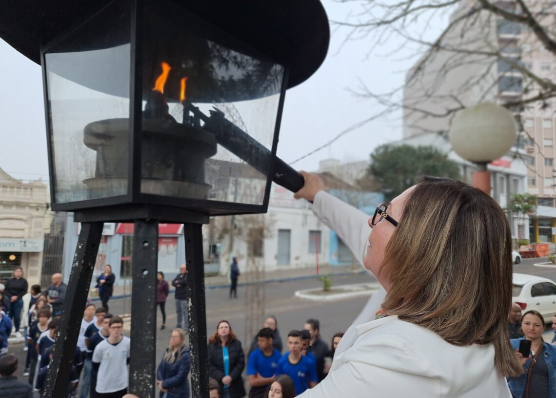 Prefeita Sirlei Silveira acende o Fogo Simbólico da Pátria Foto: Ruan Nascimento/Prefeitura de Taquara