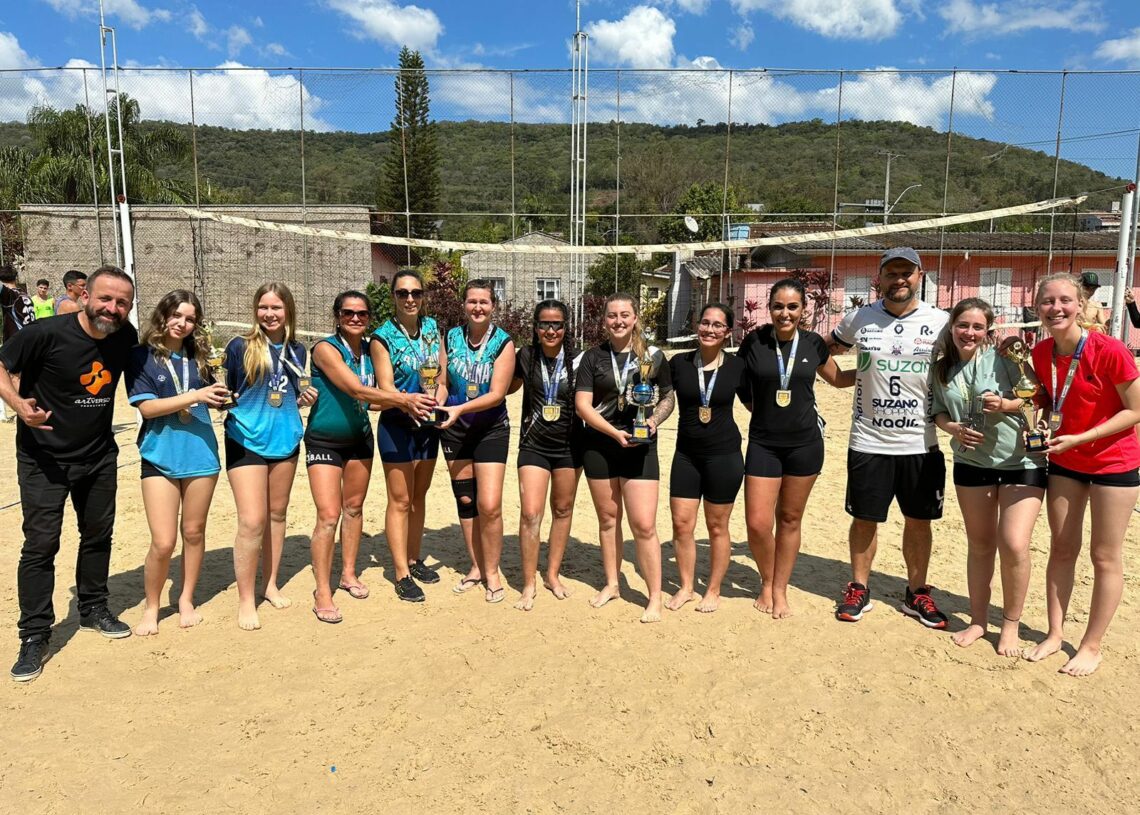 Equipes participantes do Torneio Aberto de Vôlei de Praia Foto: PMI/Divulgação