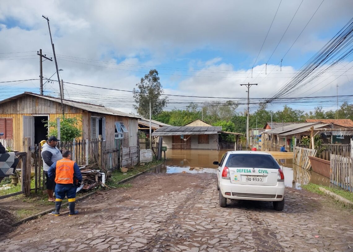 Defesa Civil auxilia no resgate de moradores que queiram deixar suas casas Foto: Divulgação/Prefeitura de Taquara