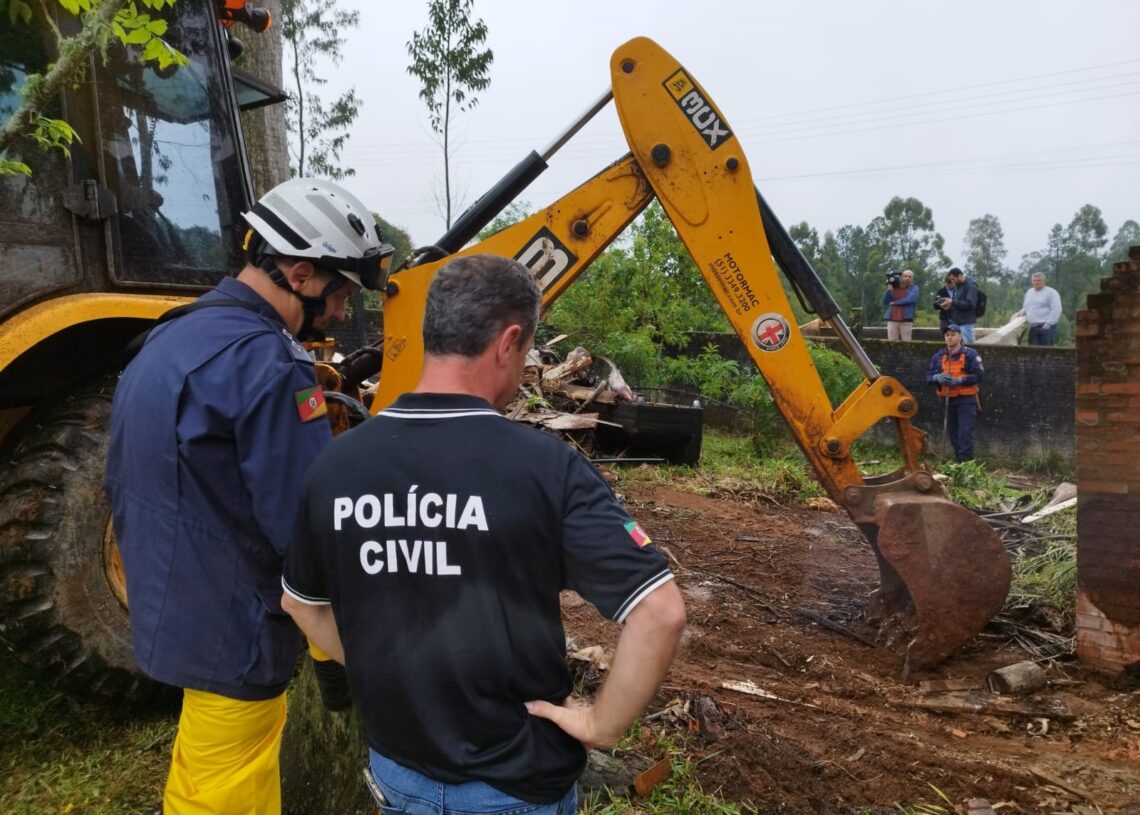 Delegado Valeriano, tenente Dias e equipe no local de uma das escavações 
(Fotos: Melissa Costa)