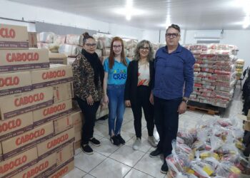 Prefeito Pedro Rippel e equipe da Assistência Social se organizam para a entrega dos alimentos 
Foto: Edna Cardoso/PMR