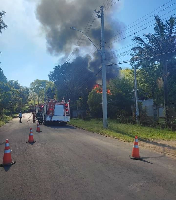 Incêndio destruiu moradia.    Foto: Divulgação.