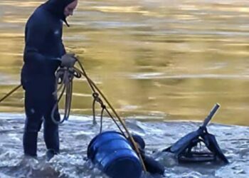 Legenda: Mergulhadores foram acionados para desobstruir as tubulações de captação de água   
      Foto: Divulgação.