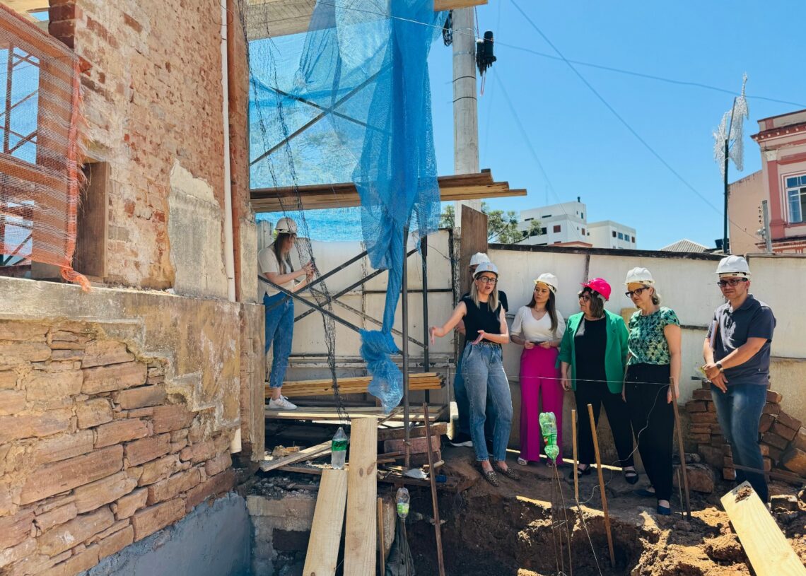 Prefeita Sirlei Silveira acompanha o andamento das obras de restauração

Foto: Cris Vargas/Prefeitura de Taquara