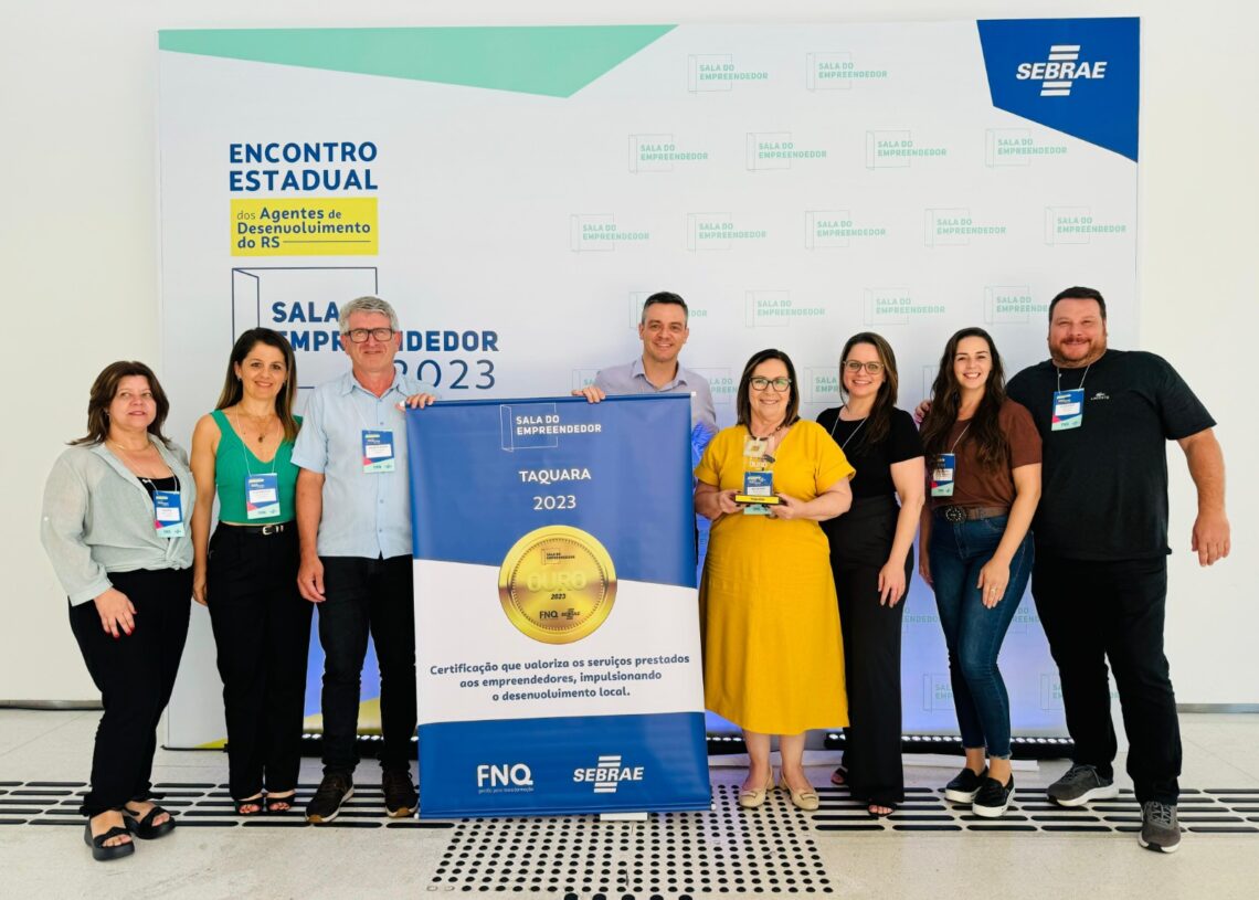 Prefeita Sirlei Silveira e profissionais da Sala do Empreendedor receberam o prêmio em Porto Alegre
Foto: Cris Vargas/Prefeitura de Taquara