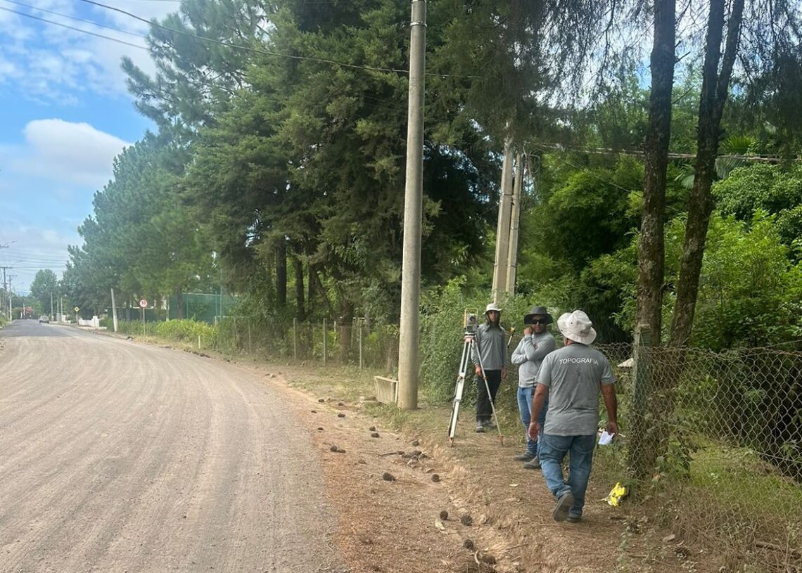 Rua está sendo demarcada para que seja feita a terraplanagem

Foto: Divulgação/Prefeitura de Taquara