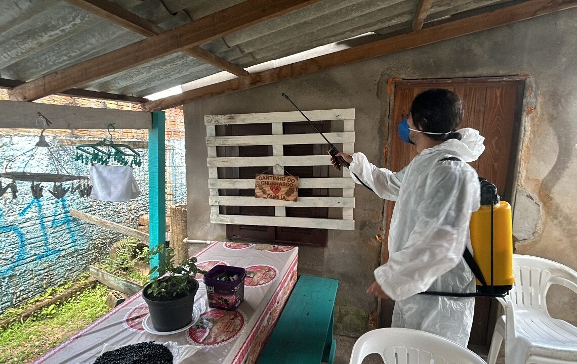 Fludora sendo aplicado em residência do bairro Guarujá, em ParobéParobé
Foto: Kainã Bohn