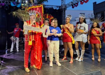 Rei momo Zezo Crippa recebe a chave da cidade da prefeita Sirlei Silveira  Foto: Ruan Nascimento/Prefeitura de Taquara