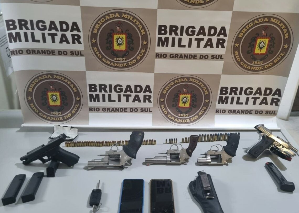 Homem foi preso
por porte ilegal 
de arma de fogo
Foto: Brigada Militar/Divulgação