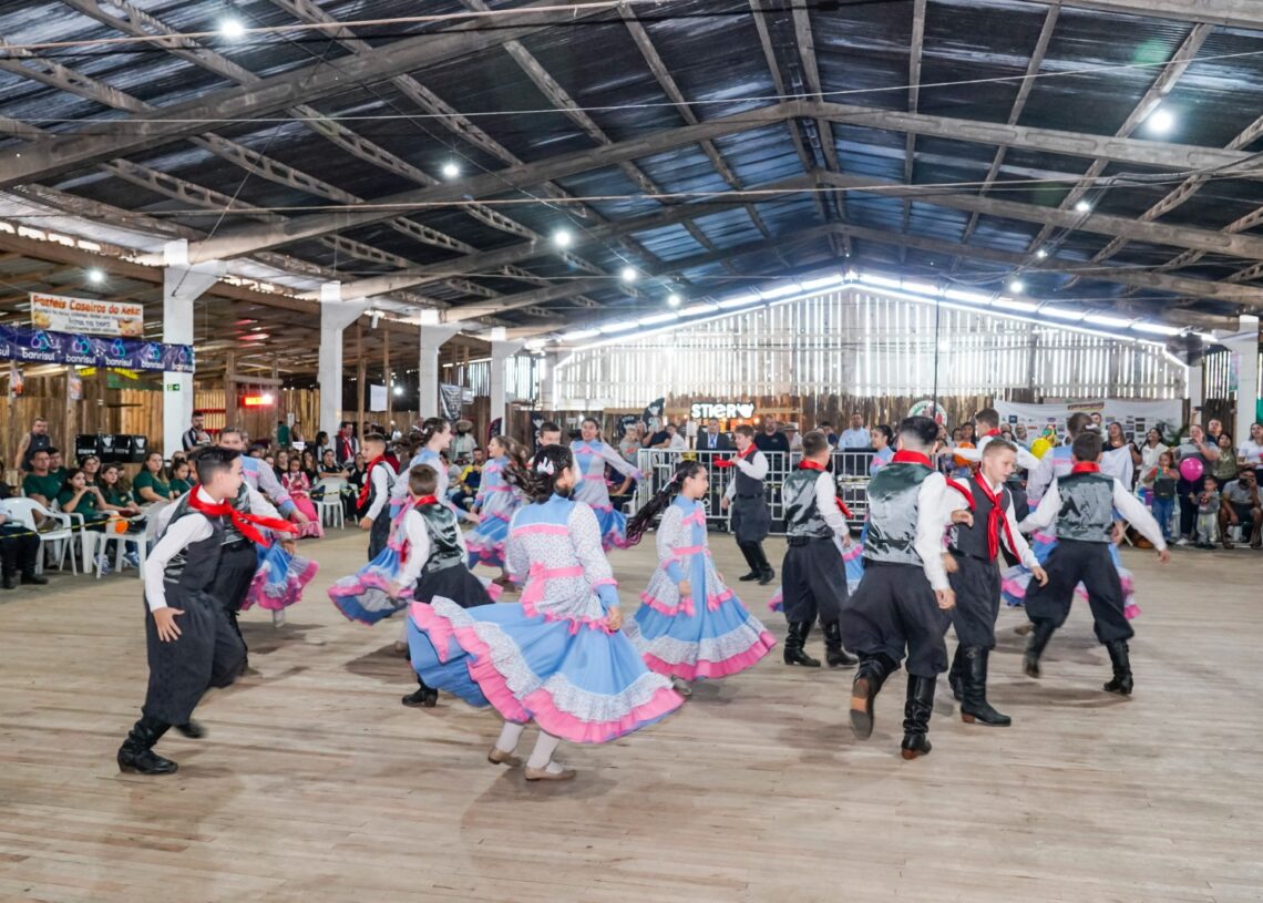 Grupos de dança parti-ciparam do Rodeio Artístico e Cultural Foto: Mateus Portal